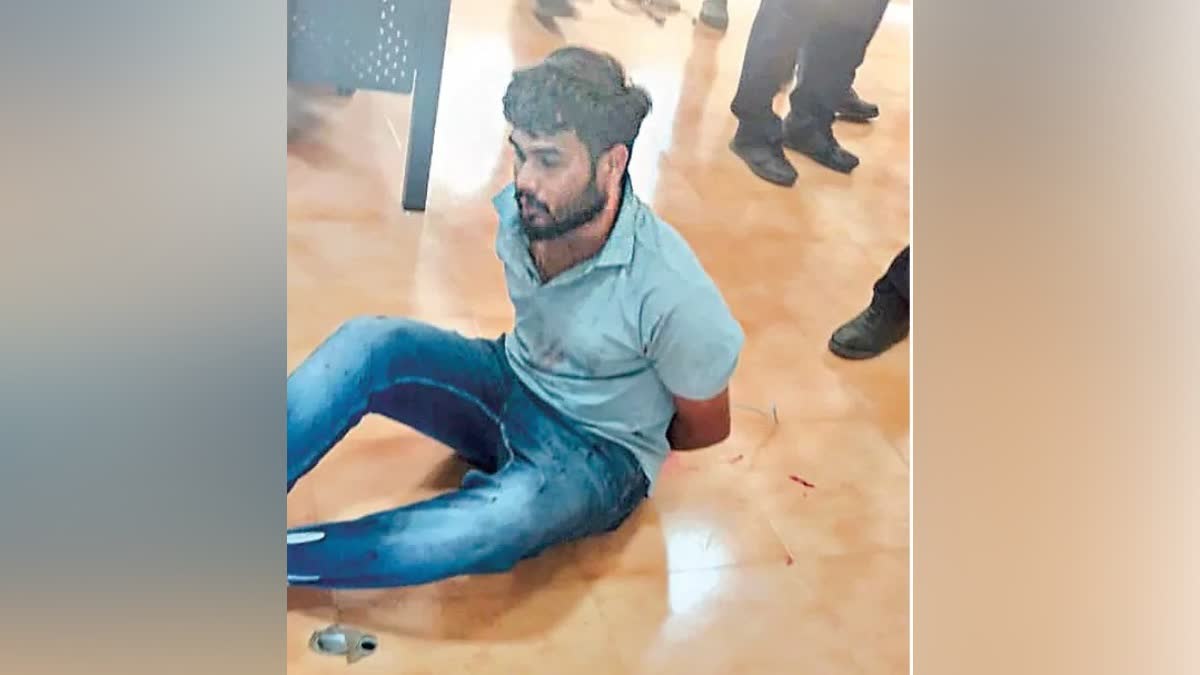 ಪರೀಕ್ಷೆ ಬರೆಯಲು ಅವಕಾಶ ನೀಡದ ಪ್ರಾಧ್ಯಾಪಕನಿಗೆ ಚಾಕುವಿನಿಂದ ಇರಿದ ಎಂಟೆಕ್ ವಿದ್ಯಾರ್ಥಿ