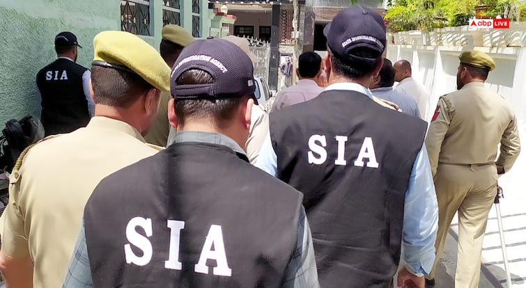 जम्मू-कश्मीर: NC के पूर्व विधायक पर आतंकी को भगाने का आरोप, SIA ने की छापेमारी
