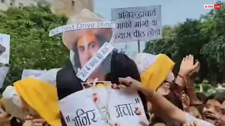वाराणसी में महिलाओं का फूटा गुस्सा: अनिरुद्धाचार्य के खिलाफ जोरदार प्रदर्शन, पुतला फूंका
