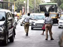 Pune: डोक्यावर हेल्मेट नाही, सिग्नल तोडला तरी काळजी नको, पुण्यात वाहतूक दंडात मोठी सूट, नेमकं काय होणार?