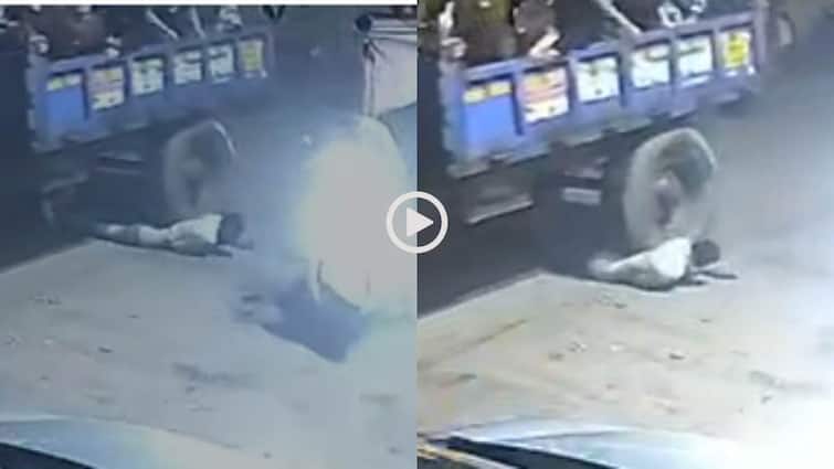 Video: ट्रैक्टर से गिर, ट्रॉली के पहिए में फंसा शख्स, देखने वालों को निकल गई चीख! वीडियो वायरल