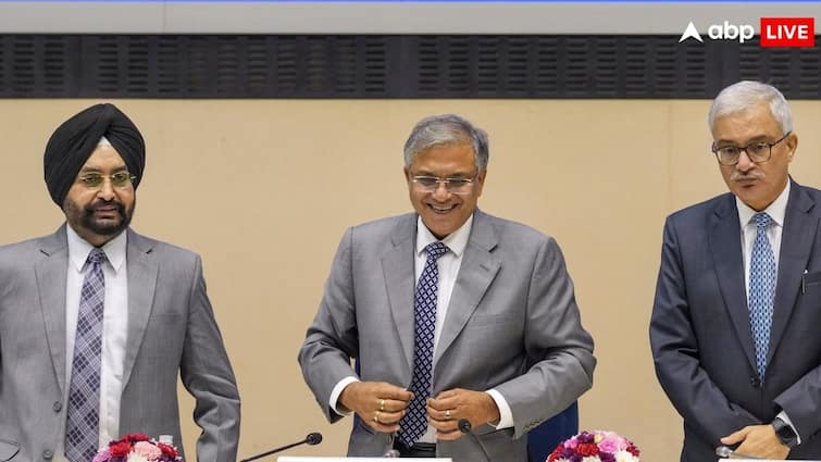 Bihar Election: बुजुर्ग, दिव्यांग और जरूरी सेवाओं में लगे सरकारी कर्मचारी... बिहार चुनाव में वोटिंग के लिए EC ने लिया ये फैसला