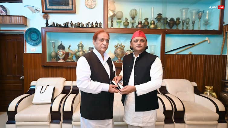 आजम खान से मिलकर शायराना हुए अखिलेश यादव, तीन तस्वीरें शेयर कर कही बड़ी बात