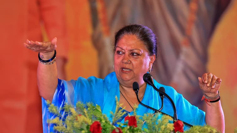 Rajasthan Politics: राजस्थान की सियासत में हलचल, चुरू में लगे नारे- हमारा CM कैसा हो? वसुंधरा राजे ने टोका और कहा...