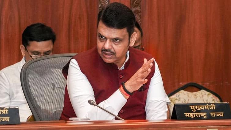 RSS बैन की मांग पर घमासान: प्रियांघ खड्गे के बयान पर देवेंद्र फडणवीस बोले- 'इंदिरा गांधी को भी चुकानी पड़ी थी कीमत'