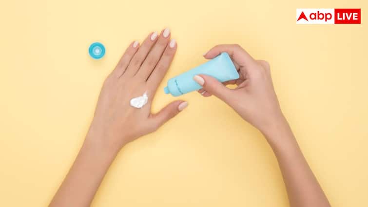 क्या होते हैं स्किन डिहाइड्रेशन के शुरुआती संकेत, सही हाइड्रेशन से स्किन को कैसे रख सकते हैं हेल्दी?