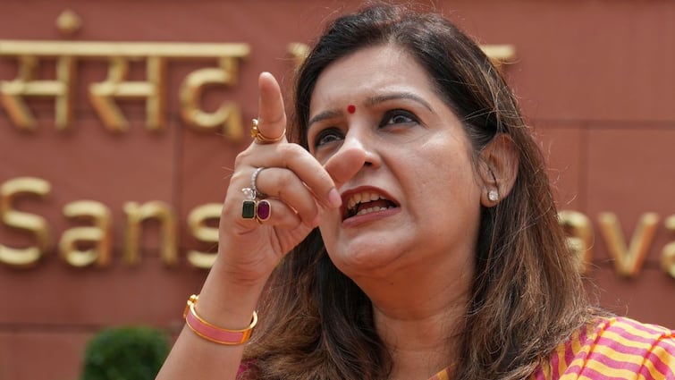 'BCCI भी ये सीख पाती..', अफगानिस्तान-पाकिस्तान तनाव पर प्रियंका चतुर्वेदी ने कसा तंज