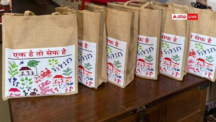 BJP नेता ने बांटे 'एक है तो सेफ है' वाले गिफ्ट बैग, MVA को बताया अवसरवादी गठबंधन