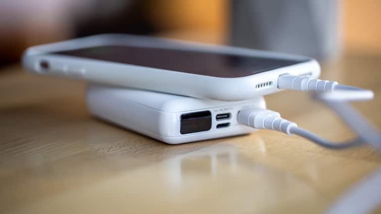 फ्लाइट में इन कारणों से आग पकड़ लेते हैं पावर बैंक, बचने के लिए करें ये काम