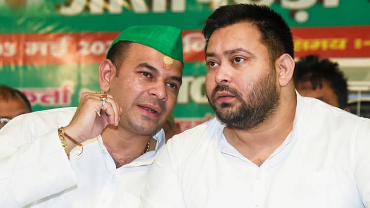 Bihar Politics: तेजस्वी और तेज प्रताप यादव का जिक्र कर JDU का बड़ा दावा, कहा- गले की फांस बन गए हैं...