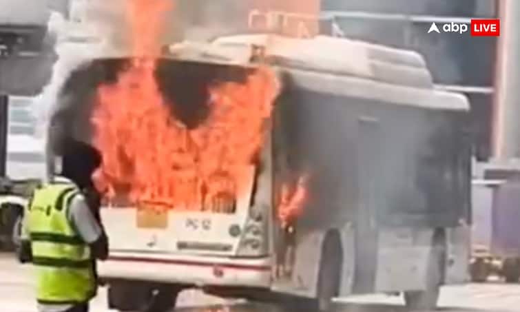 Watch: कुछ दूर खड़ा था विमान, दिल्ली एयरपोर्ट पर आग का गोला बनी बस, सामने आया वीडियो