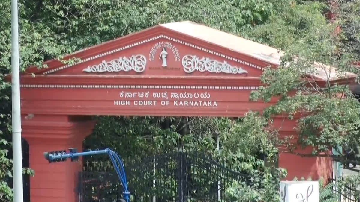 ಸಾರ್ವಜನಿಕ ಸ್ಥಳದಲ್ಲಿ ಖಾಸಗಿ ಸಂಸ್ಥೆಗಳ ಚಟುವಟಿಕೆಗೆ ಅನುಮತಿ ಕಡ್ಡಾಯ ಆದೇಶಕ್ಕೆ ಹೈಕೋರ್ಟ್ ತಡೆ