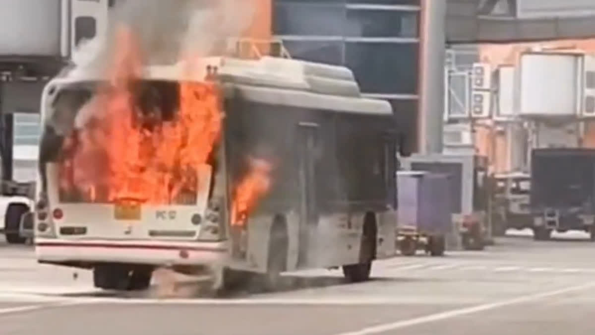 ಏರ್ಪೋರ್ಟ್ನಲ್ಲಿ ಹೊತ್ತಿ ಉರಿದ ಏರ್ ಇಂಡಿಯಾ ಬಸ್: ತಪ್ಪಿದ ಭಾರಿ ಅನಾಹುತ