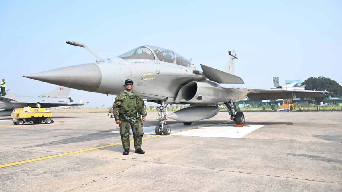 ಸುಖೋಯ್​ ಬಳಿಕ ರಫೇಲ್​ ಯುದ್ಧ ವಿಮಾನದಲ್ಲಿ ಹಾರಾಟ ನಡೆಸಿದ ರಾಷ್ಟ್ರಪತಿ ದ್ರೌಪದಿ ಮುರ್ಮು