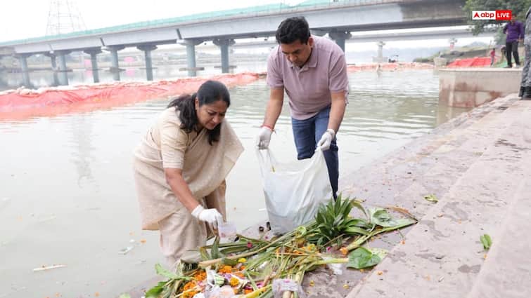 छठ के बाद दिल्ली में स्वच्छता अभियान, CM रेखा गुप्ता ने खुद थामी झाड़ू, कहा- पर्यावरण सबकी जिम्मेदारी