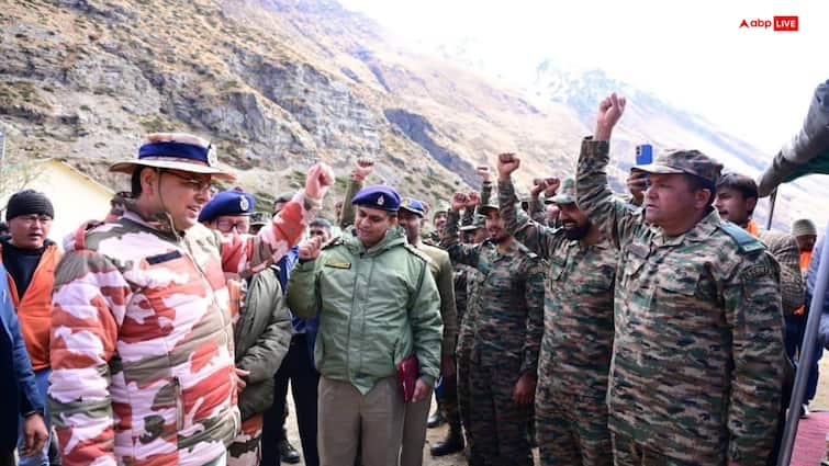 मुनस्यारी दौरे पर CM धामी, ITBP जवानों से की मुलाकात, पुराने दोस्तों संग गुड़ वाली चाय पी