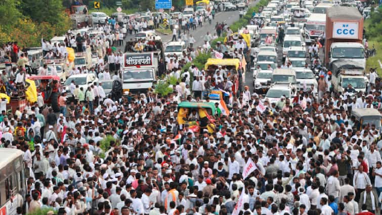 Bacchu Kadu leads 15,000 Farmers, Says ‘Deva Bhau Likes Our Blood’, Seek PM’s Help For Loan Waiver