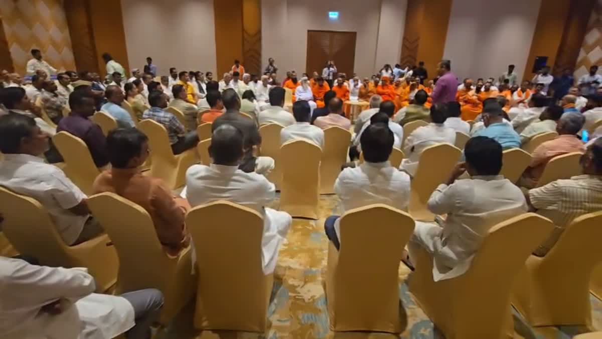 ಕನೇರಿ ಸ್ವಾಮೀಜಿ ಪರ ಹಿಂದೂ ಮುಖಂಡರ ಸಭೆ: ನಿರ್ಬಂಧ ವಾಪಸ್​​ ಪಡೆಯದಿದ್ದರೆ ರಾಜ್ಯಾದ್ಯಂತ ಹೋರಾಟಕ್ಕೆ ಕರೆ