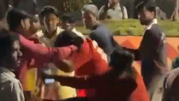 टक्कर के बाद तनातनी, इंदौर की सड़क पर महिला ने युवक को चप्पल से पीटा