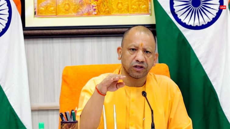 सीएम योगी ने की देव दीपावली की तैयारियों पर समीक्षा बैठक, कहा- 'ये सनातन और लोक आस्था का संगम'