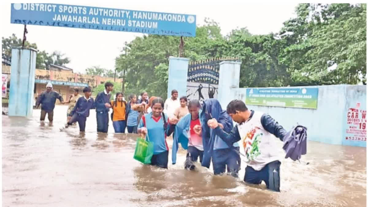 ದಿಕ್ಕು ಬದಲಾಯಿಸಿದ ಮೊಂಥಾ; ತೆಲಂಗಾಣದಲ್ಲಿ ಮುಂದುವರಿದ ಮಳೆ ಅಬ್ಬರ; ಭಾರಿ ಸಂಕಷ್ಟಕ್ಕೀಡಾದ ಜನಜೀವನ!