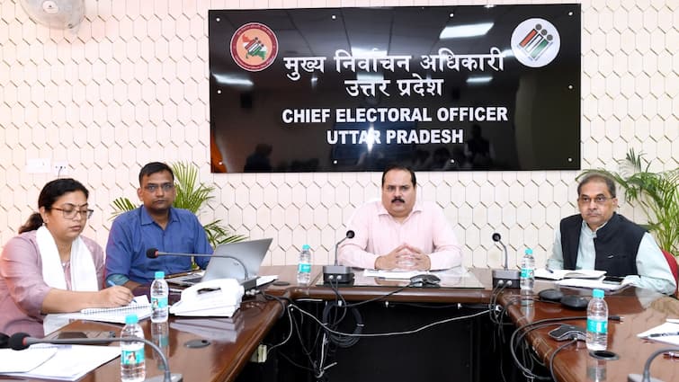 UP SIR: यूपी में SIR को लेकर CEC नवदीप रिणवा ने की बैठक, सभी राजनीतिक दलों से सहयोग की अपील