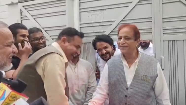 'आपकी पत्नी जो क्रीम बनाती है...', आजम खान ने समर्थक से कहा कुछ ऐसा, सुनकर ठहाके मारने लगे लोग