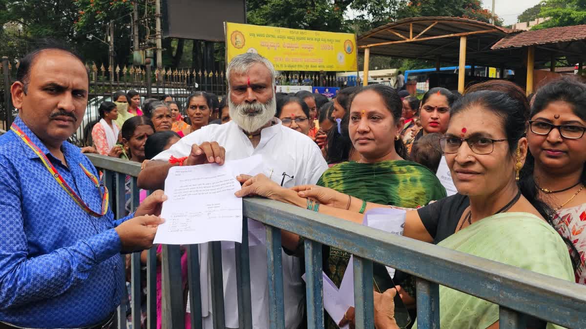 ಬೆಳಗಾವಿ: ಅಗರಬತ್ತಿ ಪ್ಯಾಕಿಂಗ್ ಪಾರ್ಟ್ ಟೈಂ ಕೆಲಸದ ಹೆಸರಲ್ಲಿ ವಂಚನೆ; ನ್ಯಾಯಕ್ಕಾಗಿ ಆಗ್ರಹಿಸಿದ ನೊಂದ ಮಹಿಳೆಯರು