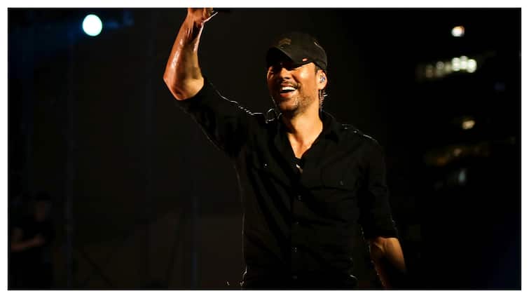 Enrique Iglesias Surprises Fan With A Kiss At Mumbai Concert, Video Goes Viral