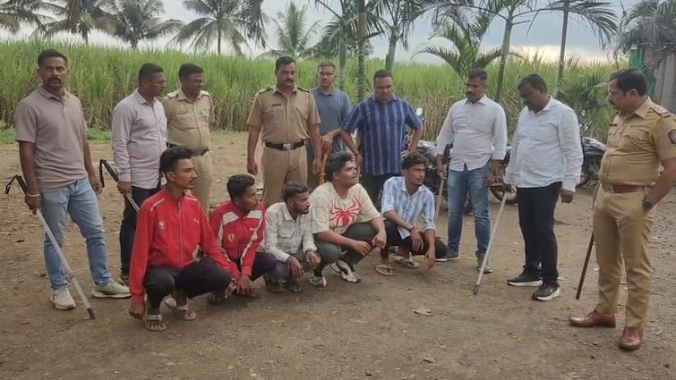 Kolhapur News: कोल्हापुरात महिलेशी वादातून भररस्त्यात कोयता नाचवला अन् पोलिसांनी तिथंच नेत गुडघ्यावर वाकवत मस्ती जिरवली